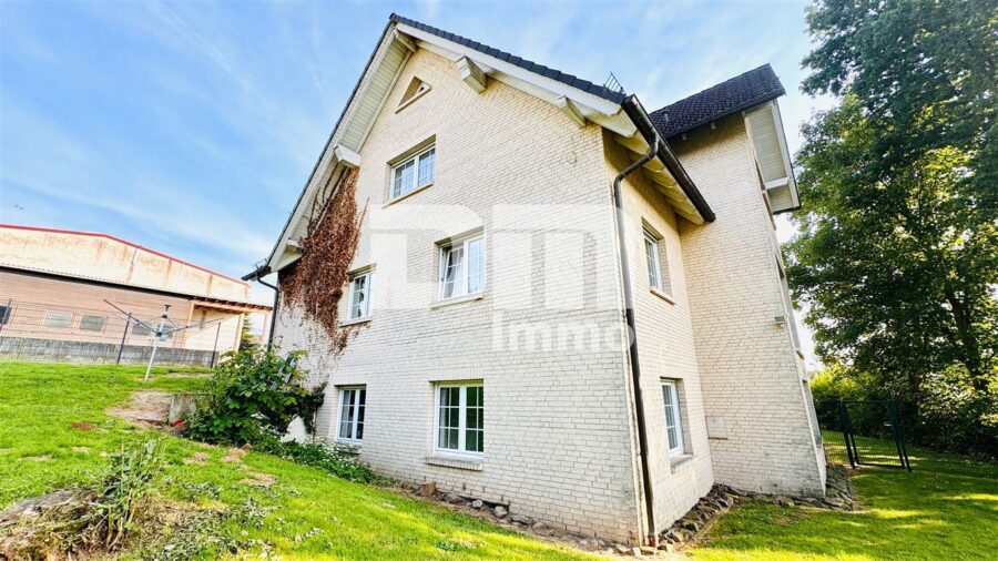 Hochklassiges Einfamilienhaus mit Einliegerwohnung in Bestlage auf großem Traumgrundstück - Rückansicht